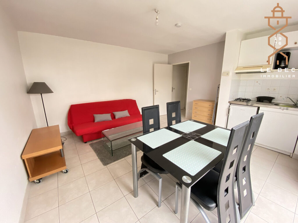 Bien: Studio meublé à louer Vannes Le Bondon