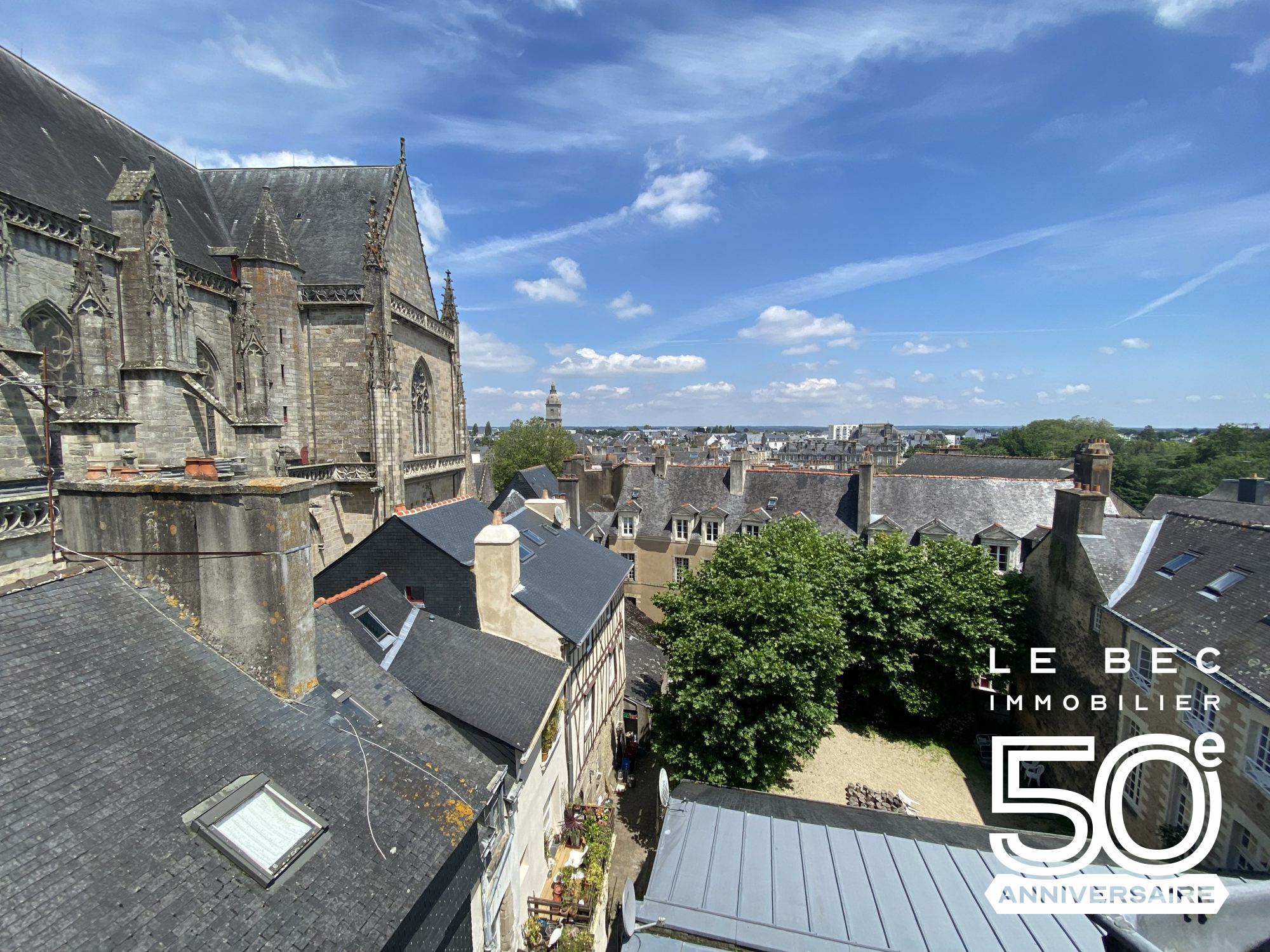 Bien: A louer T1 meublé VANNES centre historique rue piétonne