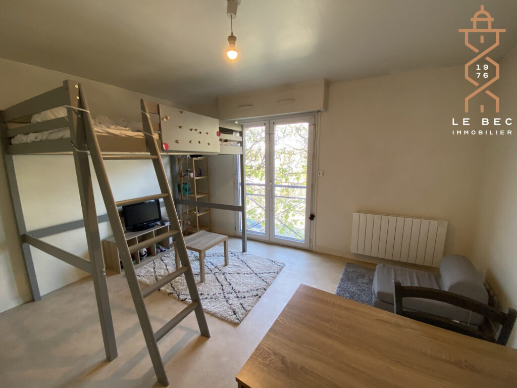 Bien: A louer studio centre ville de Vannes avec garage