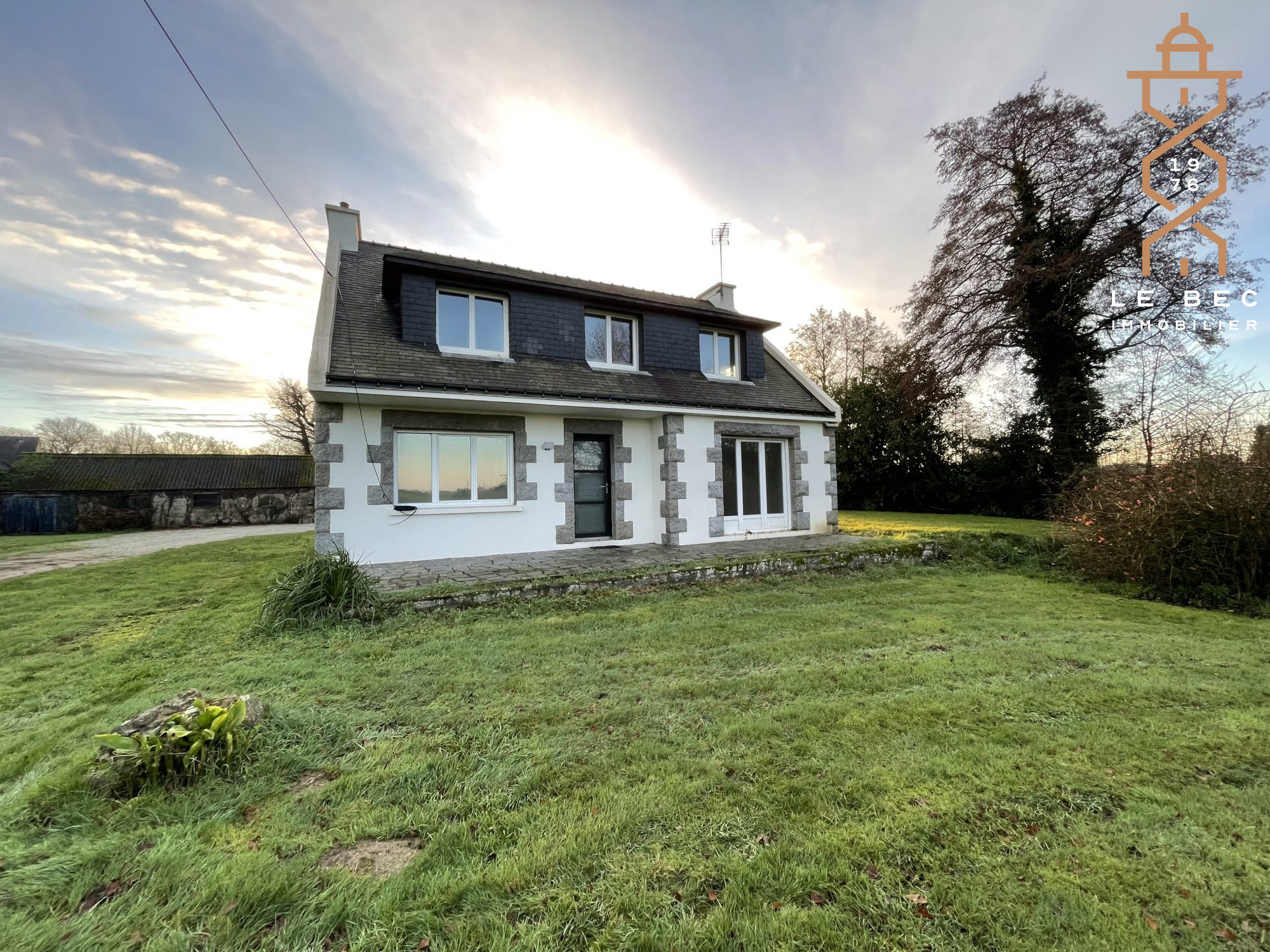 Bien: A louer maison rénovée 4 chambres THEIX NOYALO