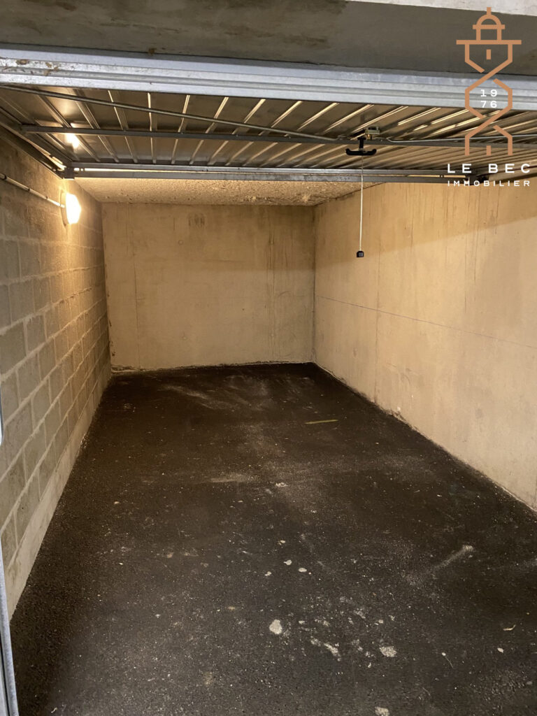 Bien: A louer garage fermé centre ville Vannes