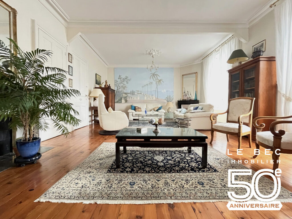 Bien: RARE Appartement 5 chambres au coeur de VANNES garage