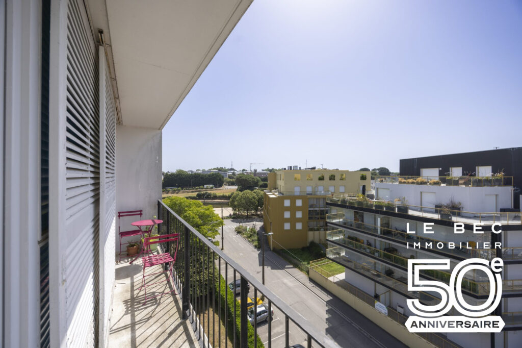 Bien: Appartement 2 chambres au dernier étage desservi par Ascenseur