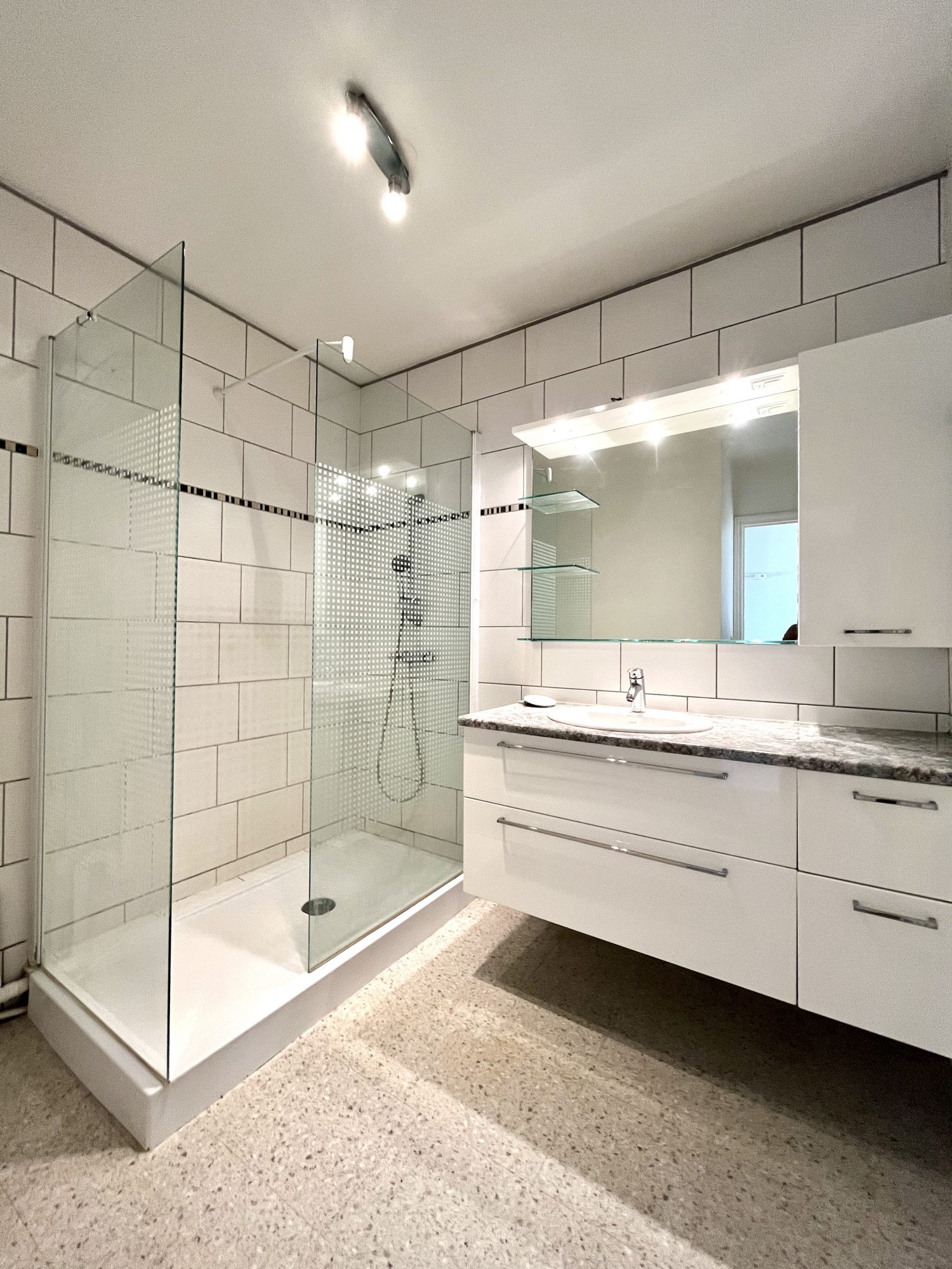 Bien: Centre ville Appartement 2 chambres avec garage à VENDRE