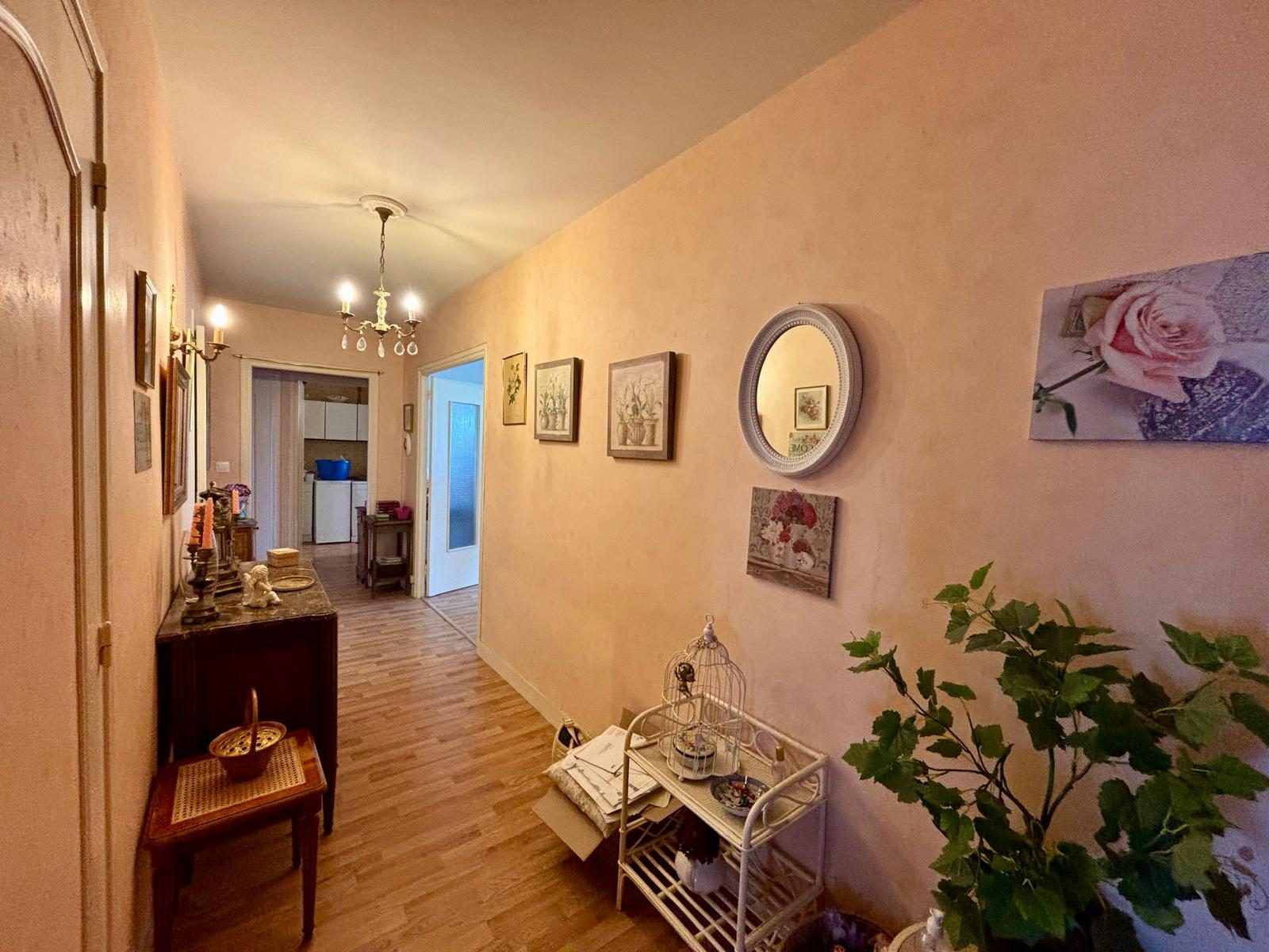 Bien: A VENDRE - Appartement T5 à rénover - VANNES