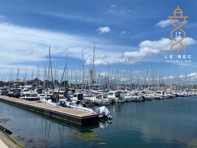 Bien: Port du Crouesty : très belle visibilité pour ce local commercial !
