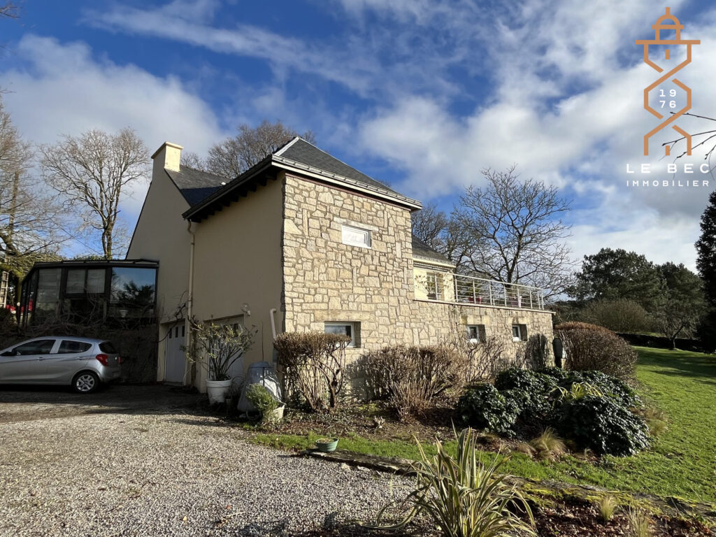 Bien: Maison traditionnelle de caractère 4 chambres sur 2 hectares de terrain sur THEIX NOYALO