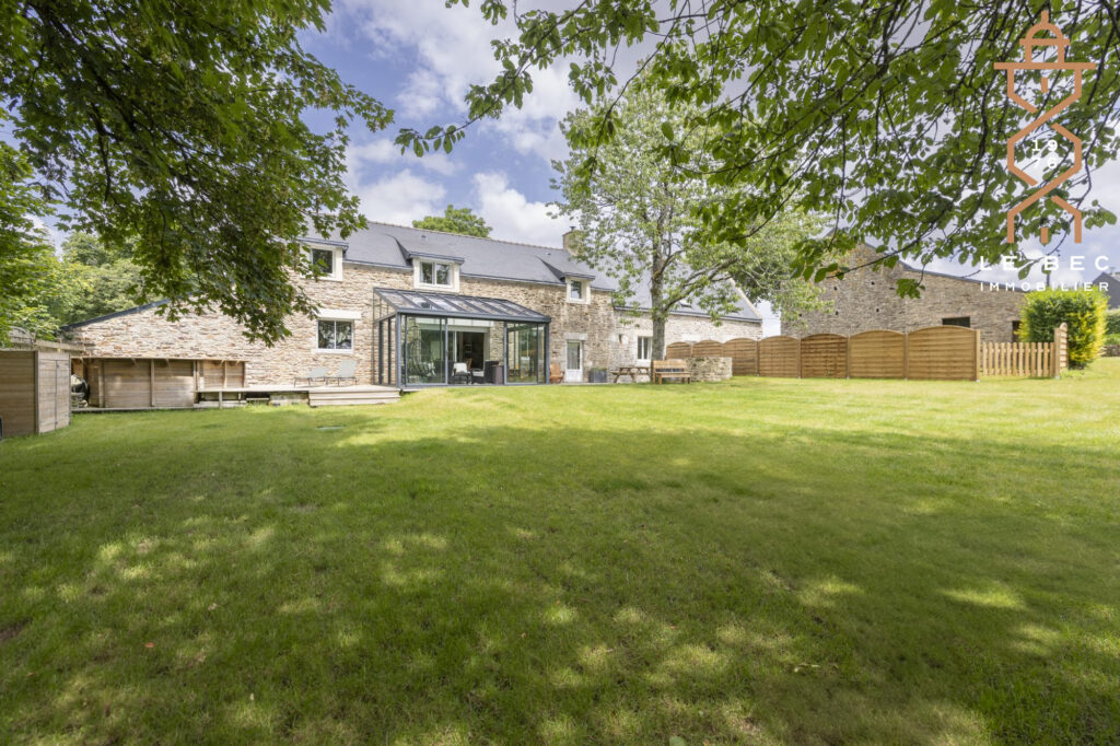 Bien: Longère 8 chambres avec gîte et terrain de 2,5 hectares à Saint-Avé