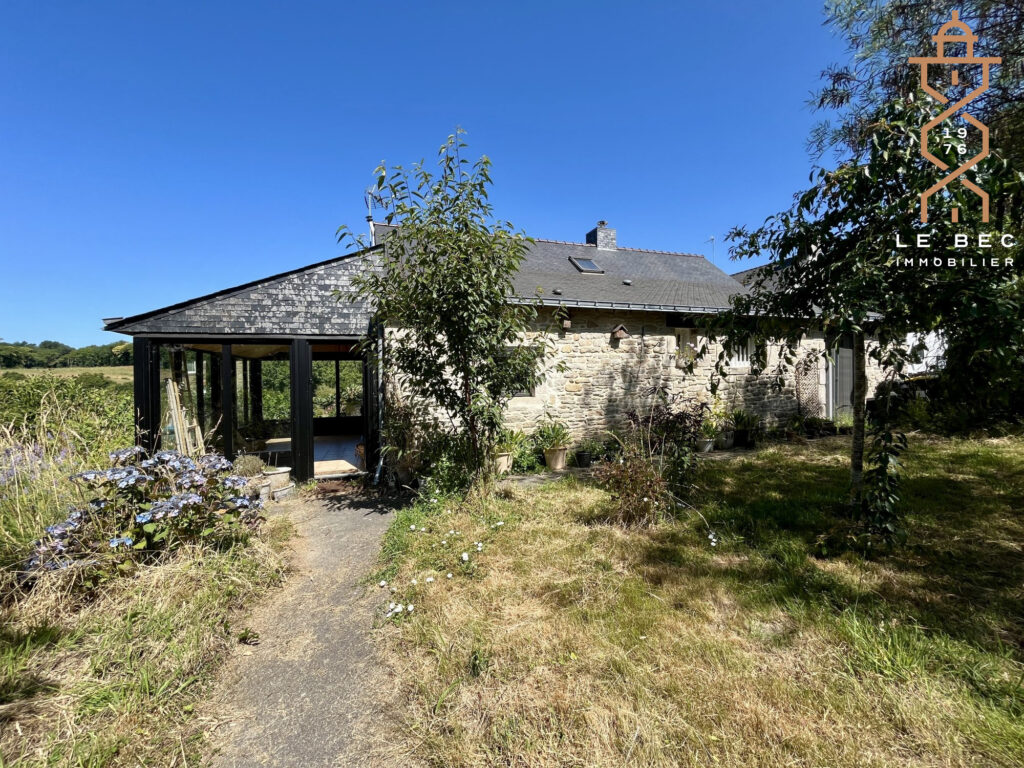 Bien: Maison en pierre rénovée sur 1830 m² de terrain à SAINT- NOLFF