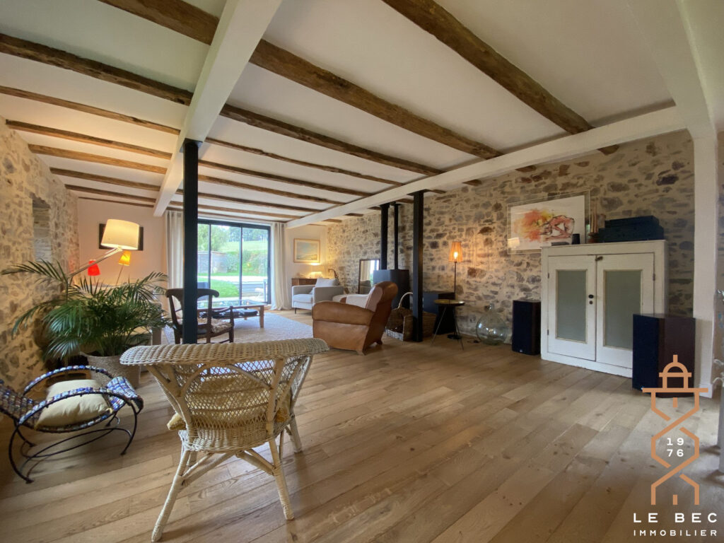 Bien: Longère rénovée avec piscine à Vendre - BÉGANNE