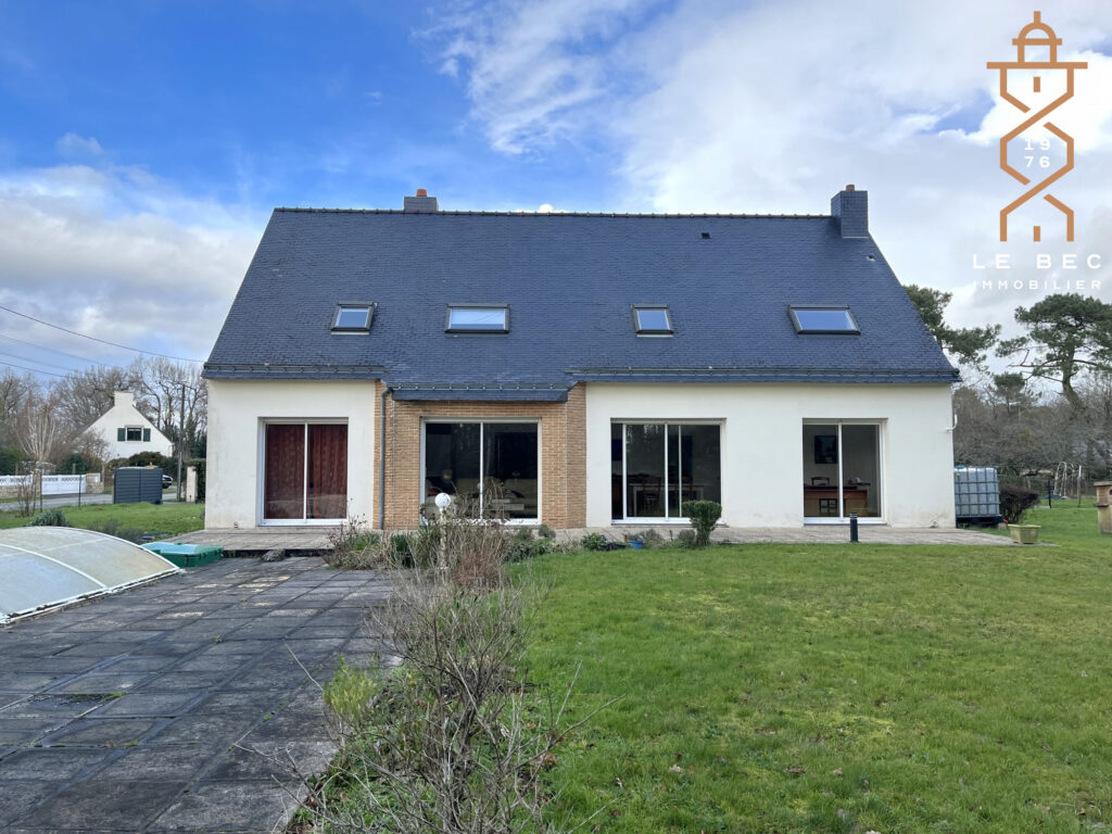 Bien: Maison familiale spacieuse sur terrain de 5800m² à Vendre - PLOUGOUMELEN