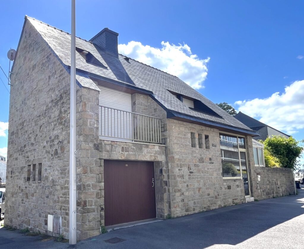 Bien: A VENDRE - Maison de caractère sur jardin clos arboré - Centre ville de VANNES