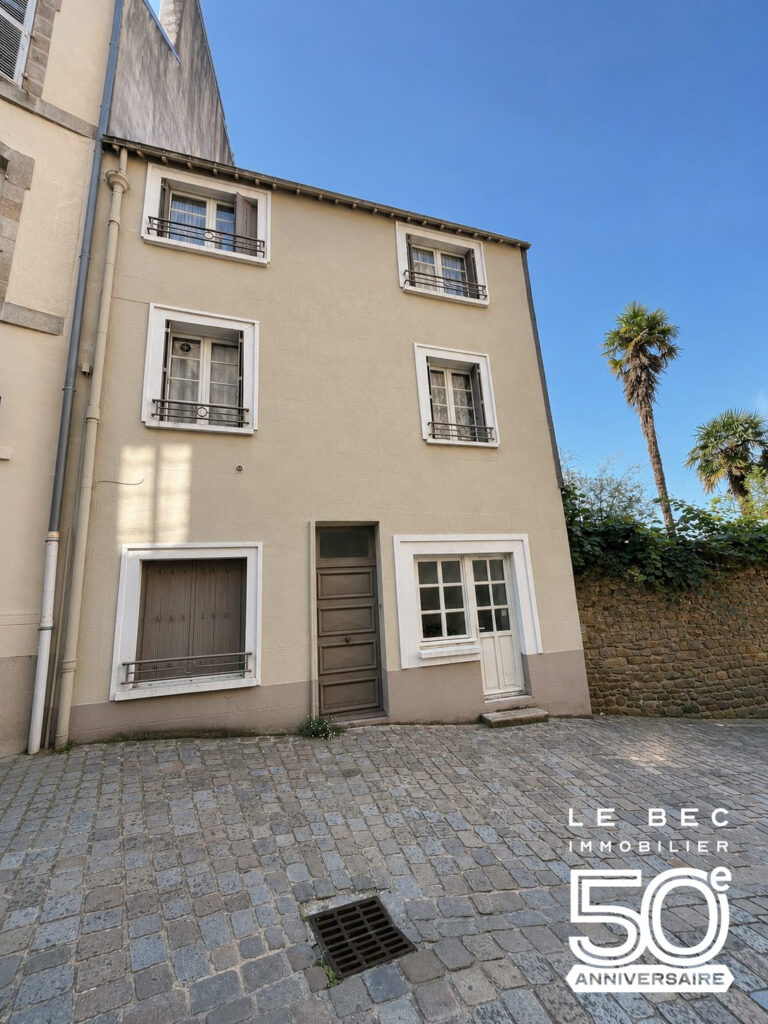 Bien: Intra Muros MAISON EN PIERRE sur jardinet