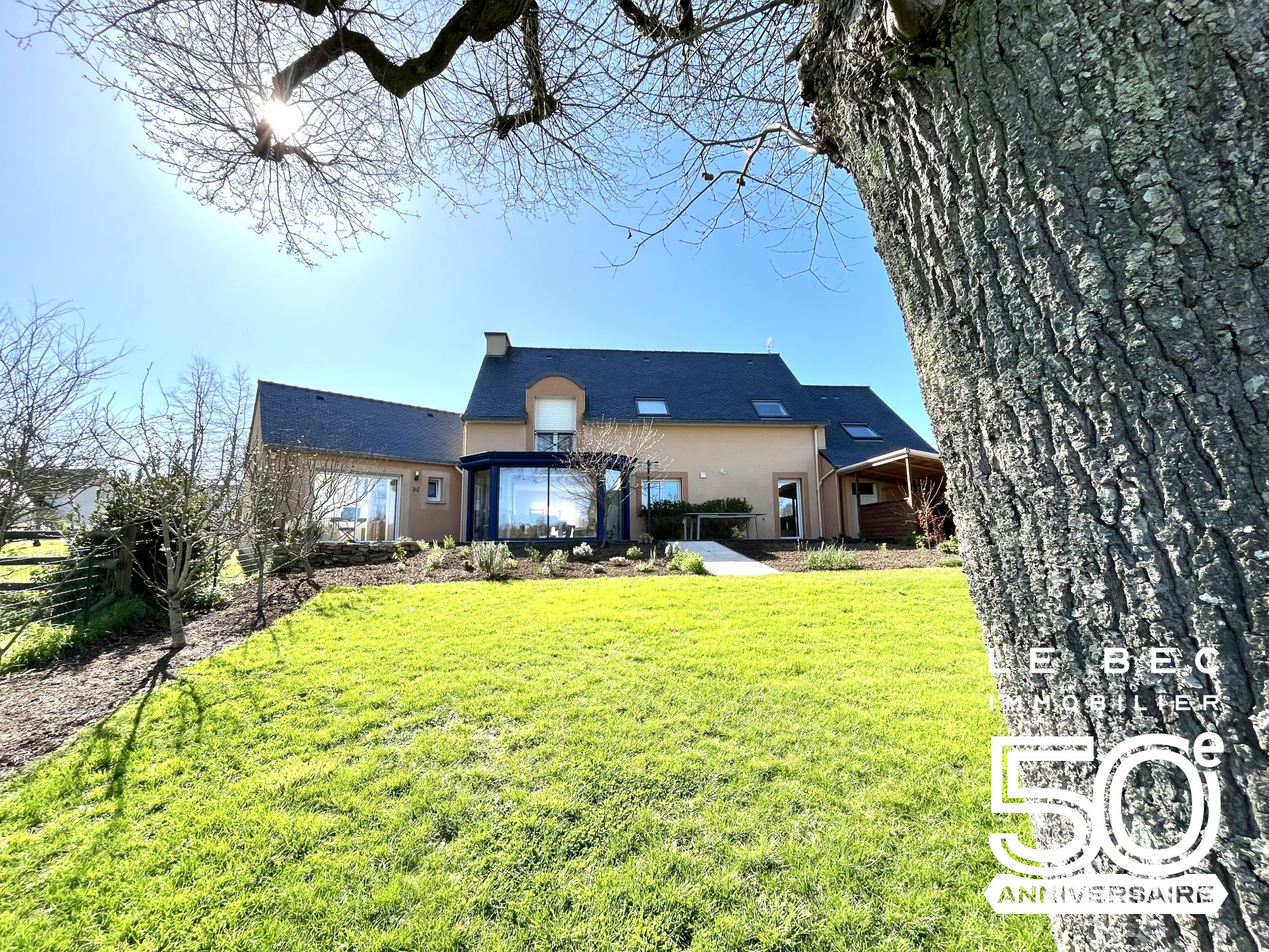 Bien: Maison 2003 sur 830 m² de terrain 4 chambres +2 studios à VENDRE