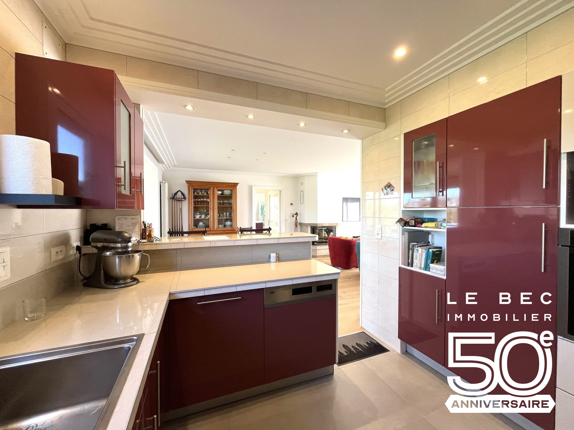 Bien: Maison 2003 sur 830 m² de terrain 4 chambres +2 studios à VENDRE