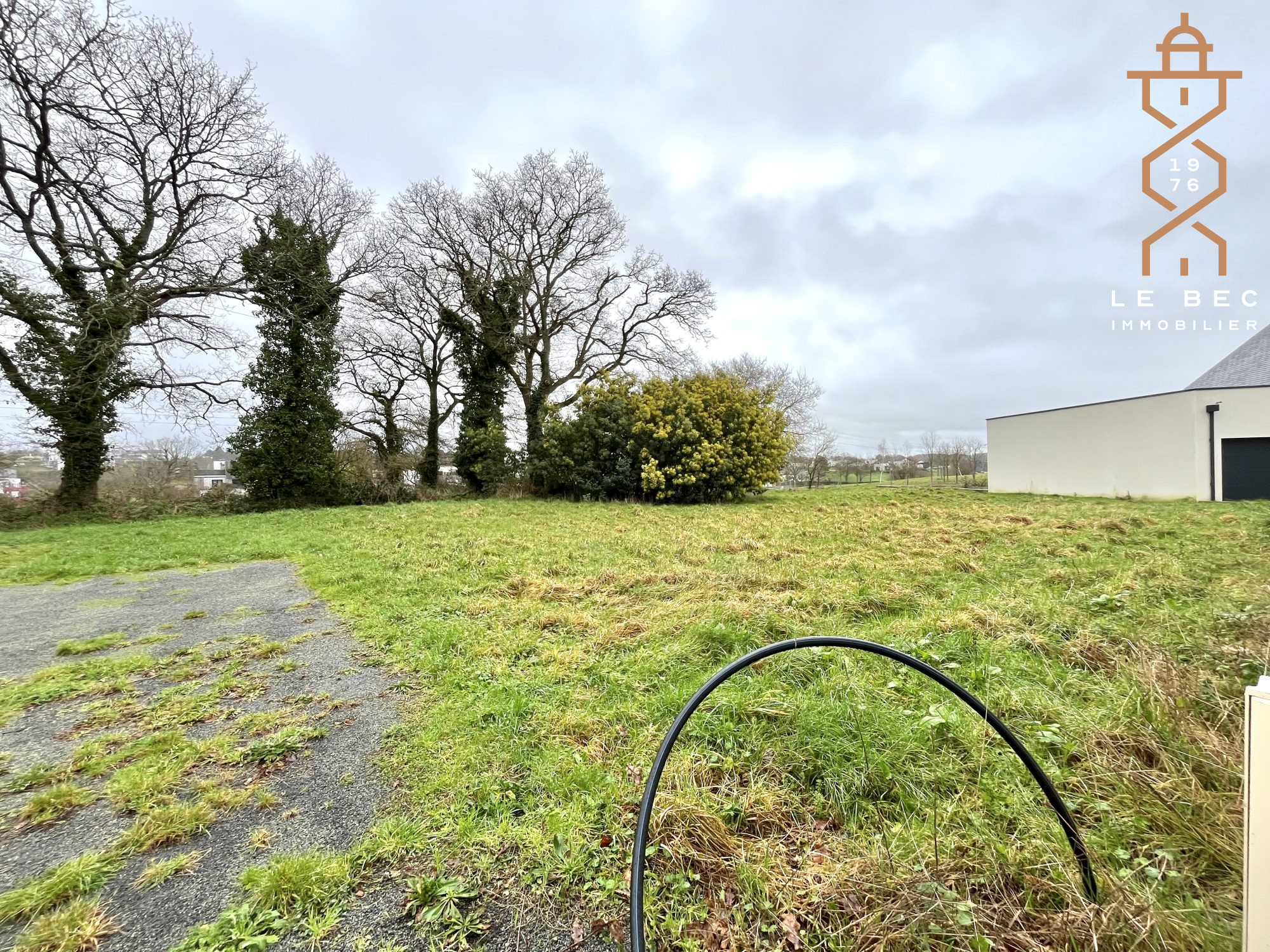 Bien: Terrain constructible à Vendre - SAINT AVÉ