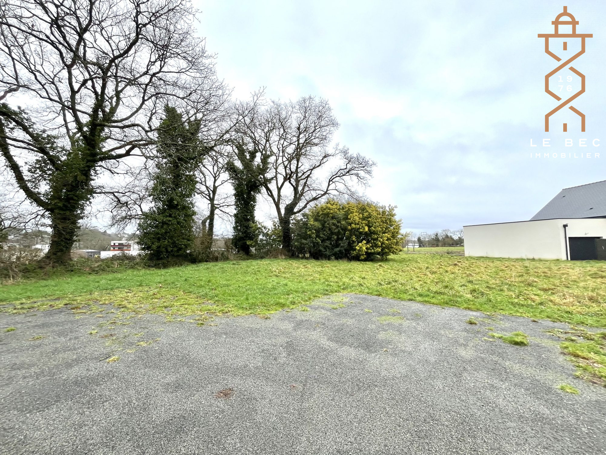 Bien: Terrain constructible à Vendre - SAINT AVÉ